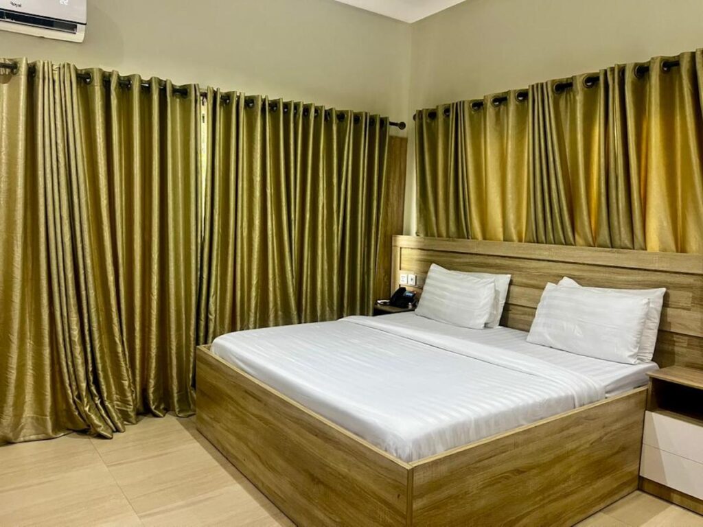 greywood-hotel-ikeja-superior-a